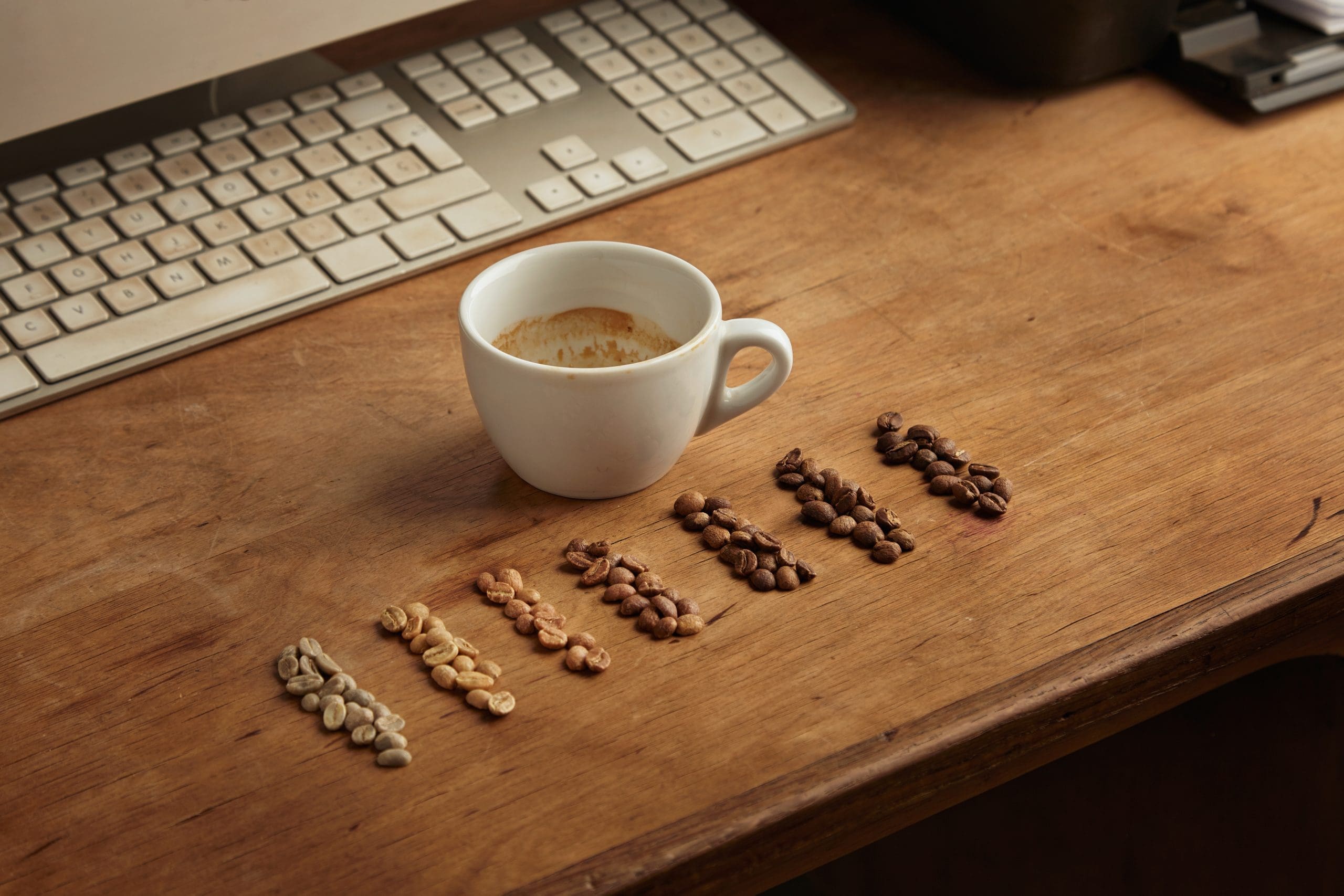 Coffee beans showing seven various stages of roasting from raw t اختيار الحبوب المناسبة لذوقك